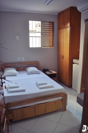 Hypo-allergenic bedding, minibar, desk, free WiFi