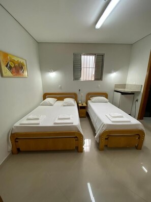 Superior driepersoonskamer | Hypoallergeen beddengoed, een minibar, een bureau, gratis wifi