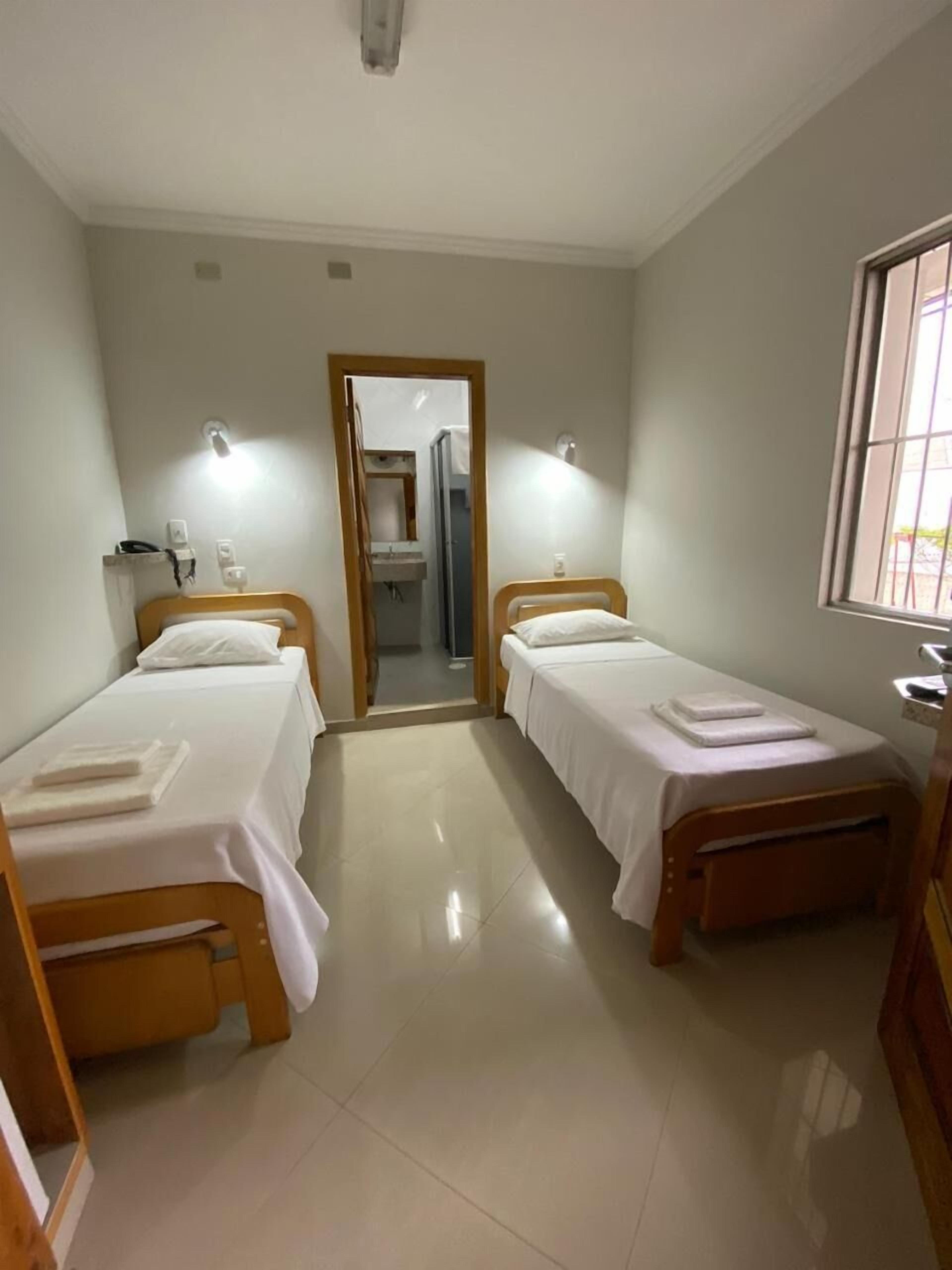 1 bedroom, hypo-allergenic bedding, minibar, desk