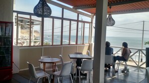 Bao gồm bữa sáng đầy đủ hàng ngày 