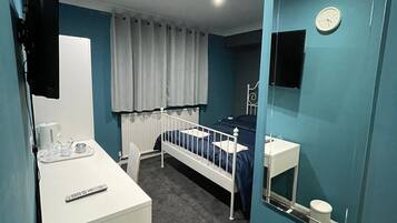 Escritorio y ropa de cama