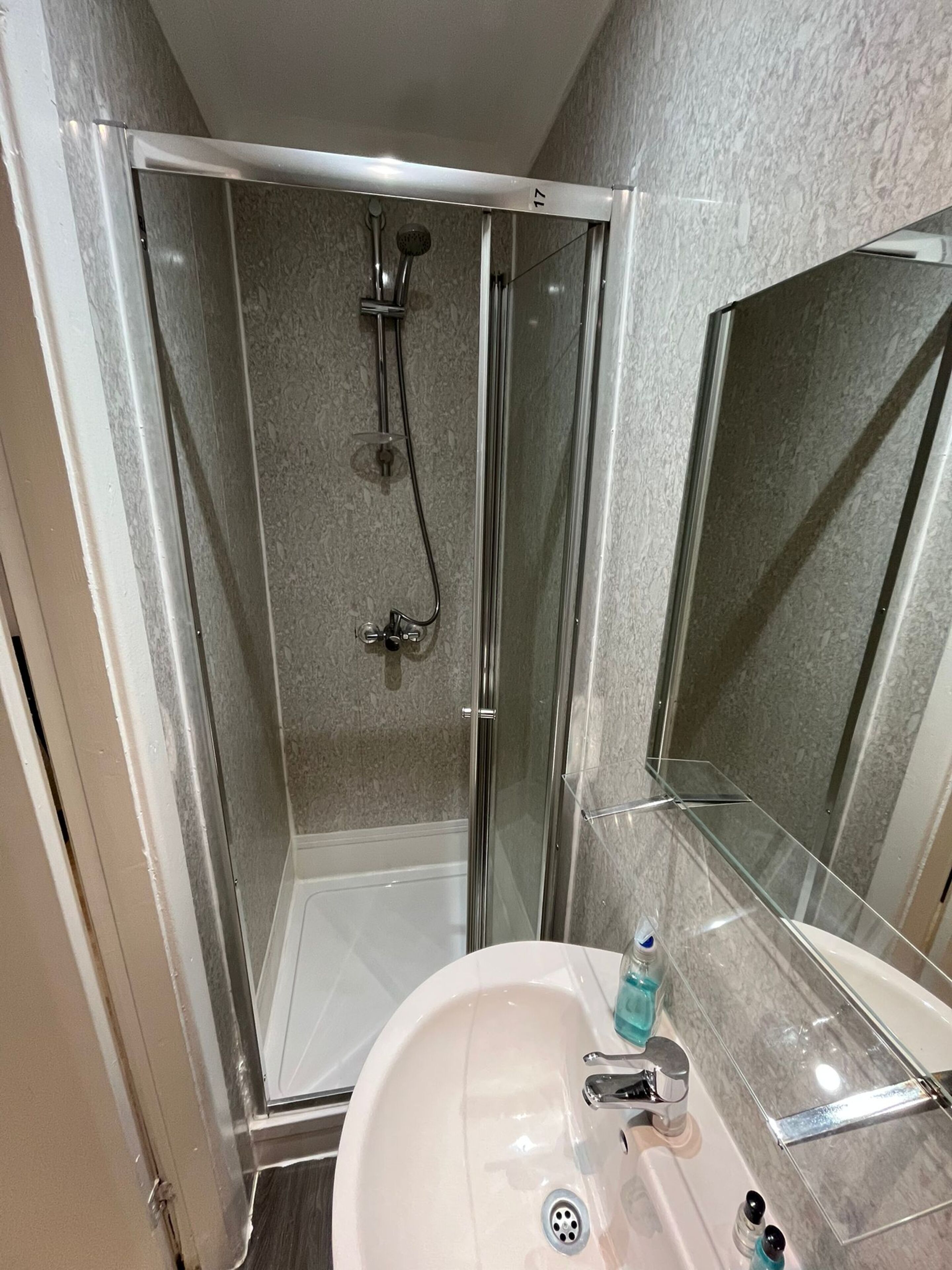 Deluxe Twin Room | Bathroom | Towels, soap, shampoo, toilet paper
