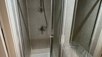 Deluxe Twin Room | Bathroom | Towels, soap, shampoo, toilet paper