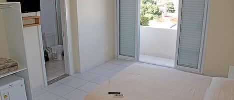 Tabla de planchar con plancha, wifi gratis y ropa de cama