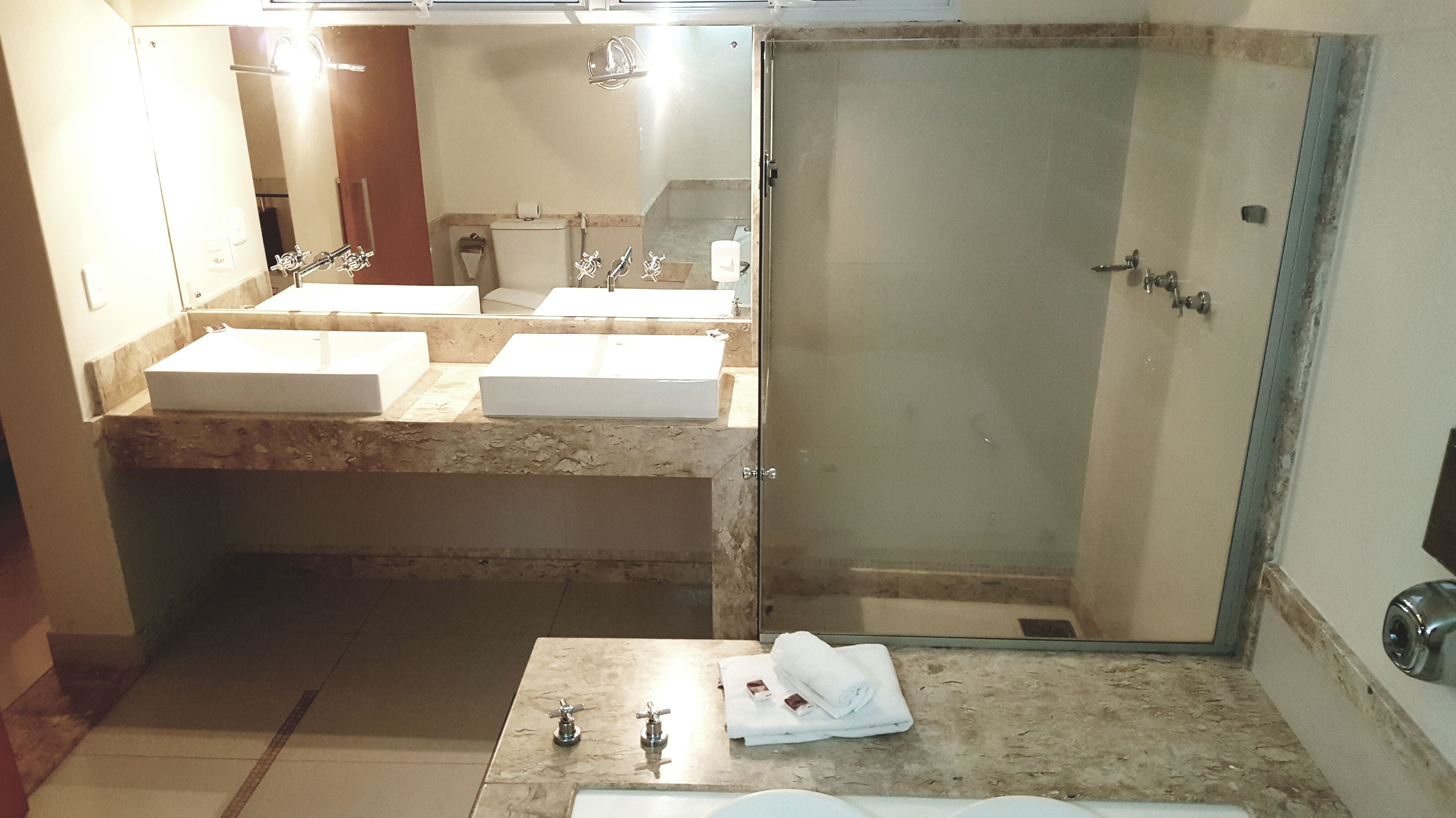 Suite Master | Bathroom | Shower, free toiletries, towels