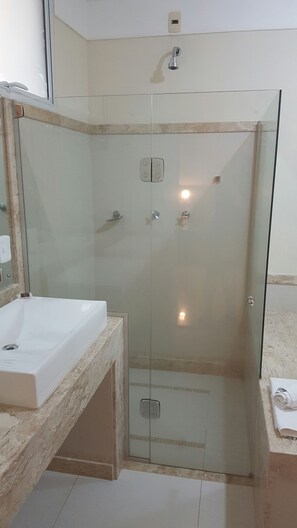 Suite Master | Baño | Regadera, amenidades de baño gratuitas, toallas 