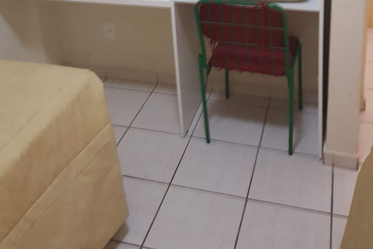 Tabla de planchar con plancha, wifi gratis y ropa de cama