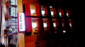 Un edificio de varios pisos con un cartel que dice "Habitat Hotel".