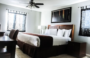 Escritorio, wifi gratis y ropa de cama