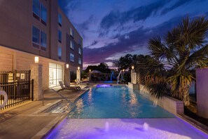 Outdoor pool, pool umbrellas, pool loungers - SpringHill Suites by Marriott Austin Cedar Park (Cedar Park)