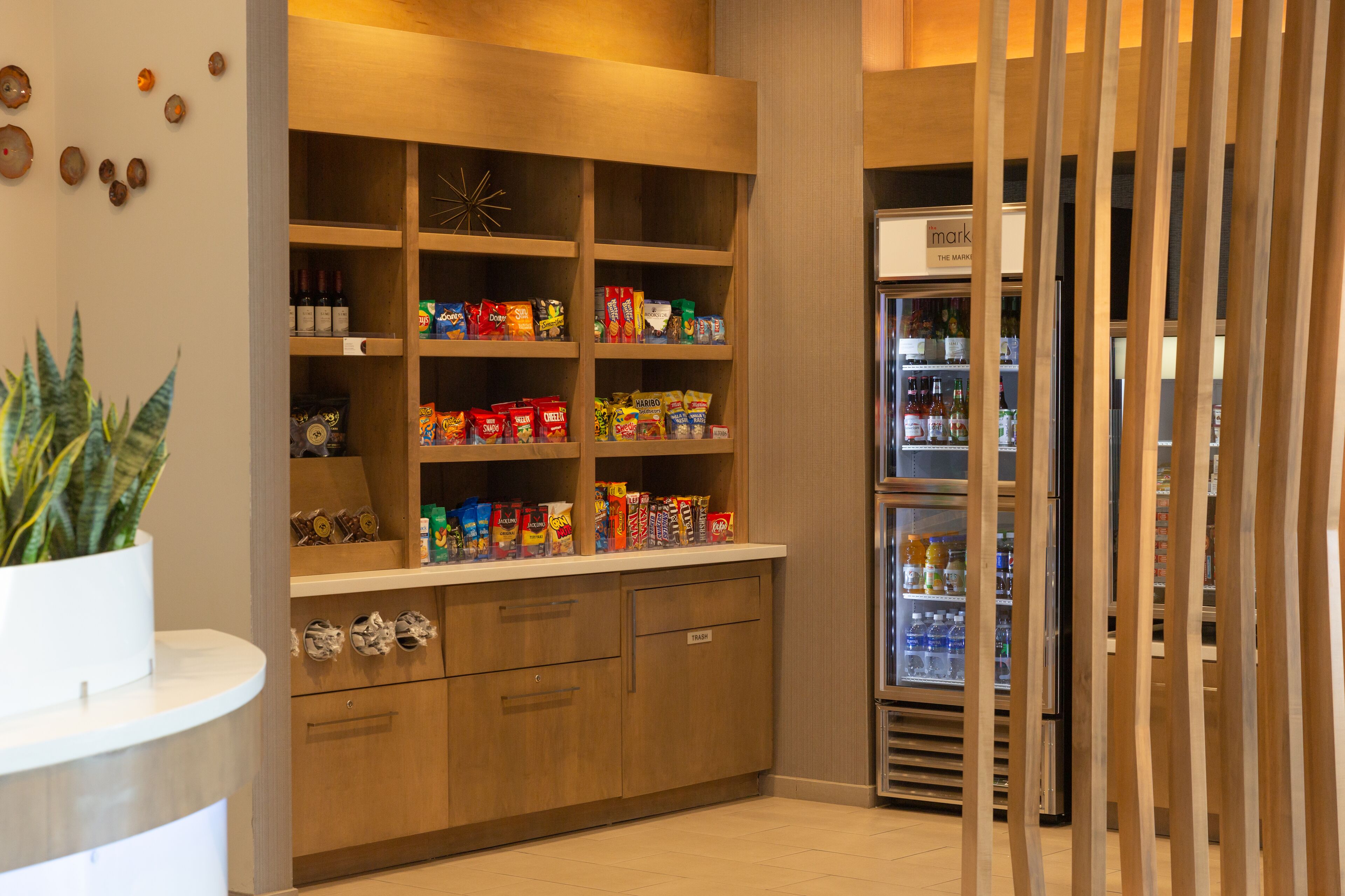 Una kitchenette con armarios de madera, una encimera y un refrigerador.