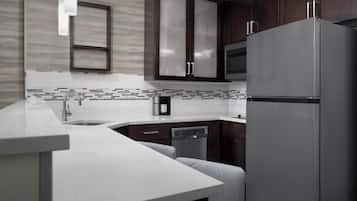 Full-size fridge, microwave, stovetop, dishwasher