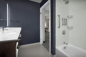Amenidades de baño gratuitas, secadora de cabello, toallas
