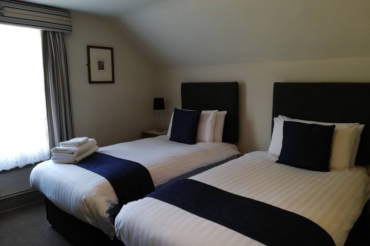 Chambre avec lits jumeaux (Room 9 2nd Floor.) | Bureau, lits pliants/supplémentaires, Wi-Fi gratuit, draps fournis