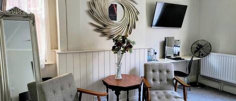 Chambre Double, 1 très grand lit (Room 5 First Floor)