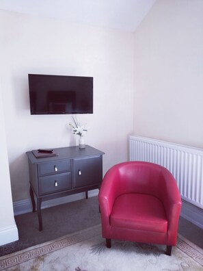 Schreibtisch, Zustellbetten, kostenloses WLAN, Bettwäsche