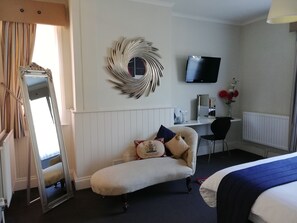 ห้อ��งดับเบิล, เตียงคิงไซส์ 1 เตียง (Room 5 First Floor) | โต๊ะทำงาน, เตียงเสริม/เปล, Wi-Fi ฟรี, ผ้าปูที่นอน