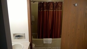Tina con regadera, amenidades de baño gratuitas, toallas 