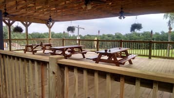 Serveert ontbijt, lunch en diner