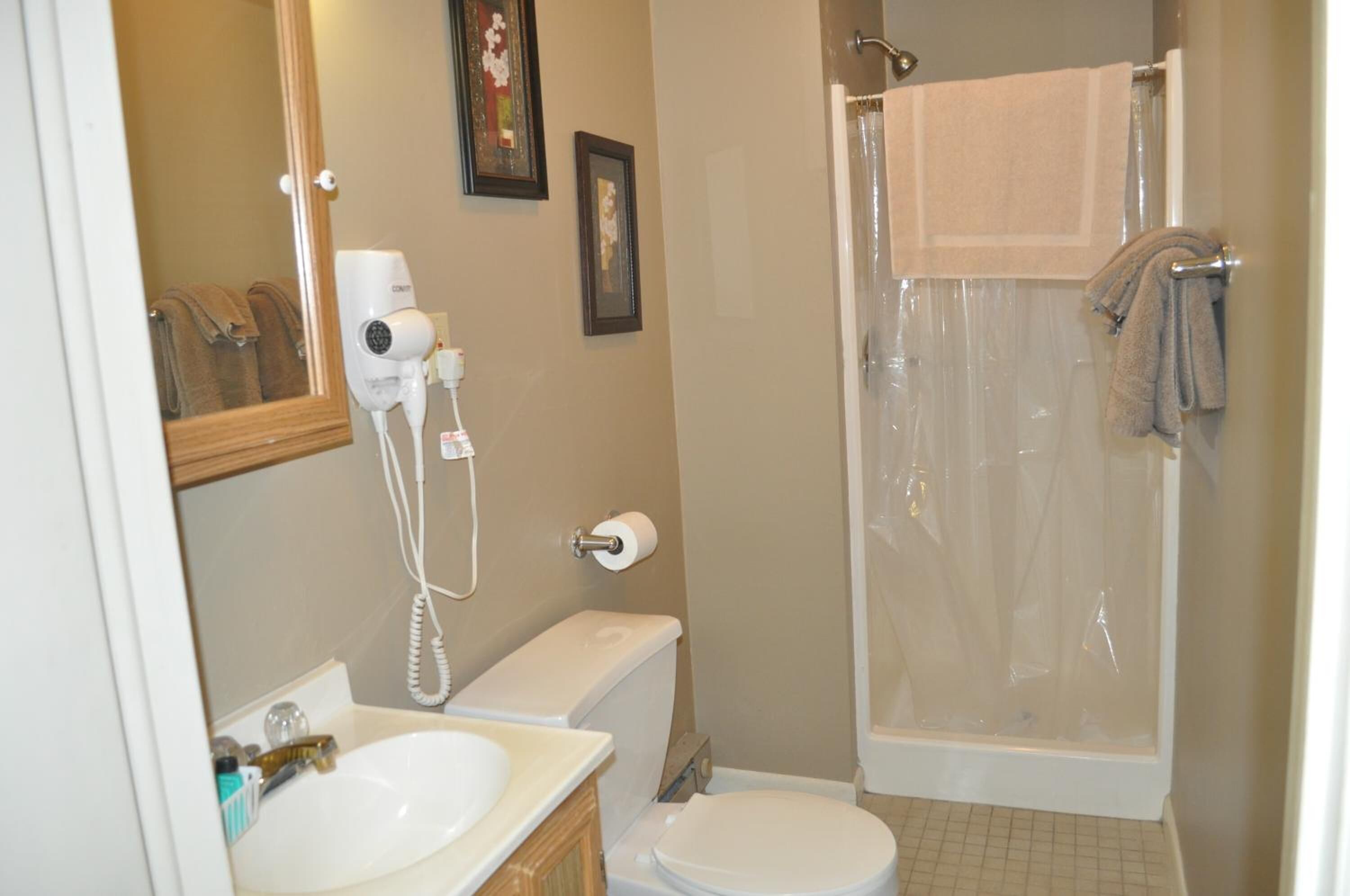 Un baño con lavabo, inodoro y ducha.