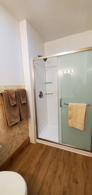 Free toiletries, hair dryer, towels, soap - Lakewood Lodge (Lakewood)