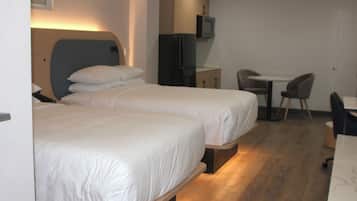 Caja de seguridad en la habitación y tabla de planchar con plancha