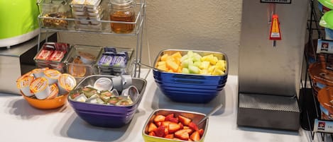 Ein reichhaltiges Buffet mit verschiedenen Speisen und einem Warmwassergerät.