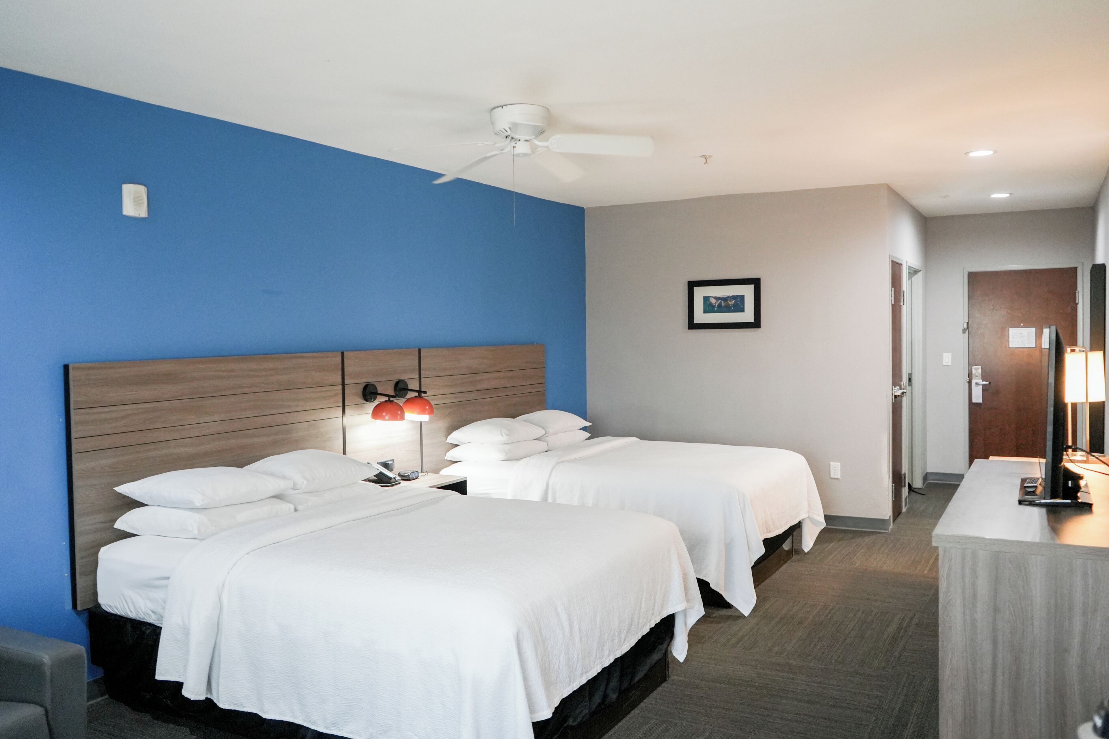 Escritorio, tabla de planchar con plancha, wifi gratis y ropa de cama 