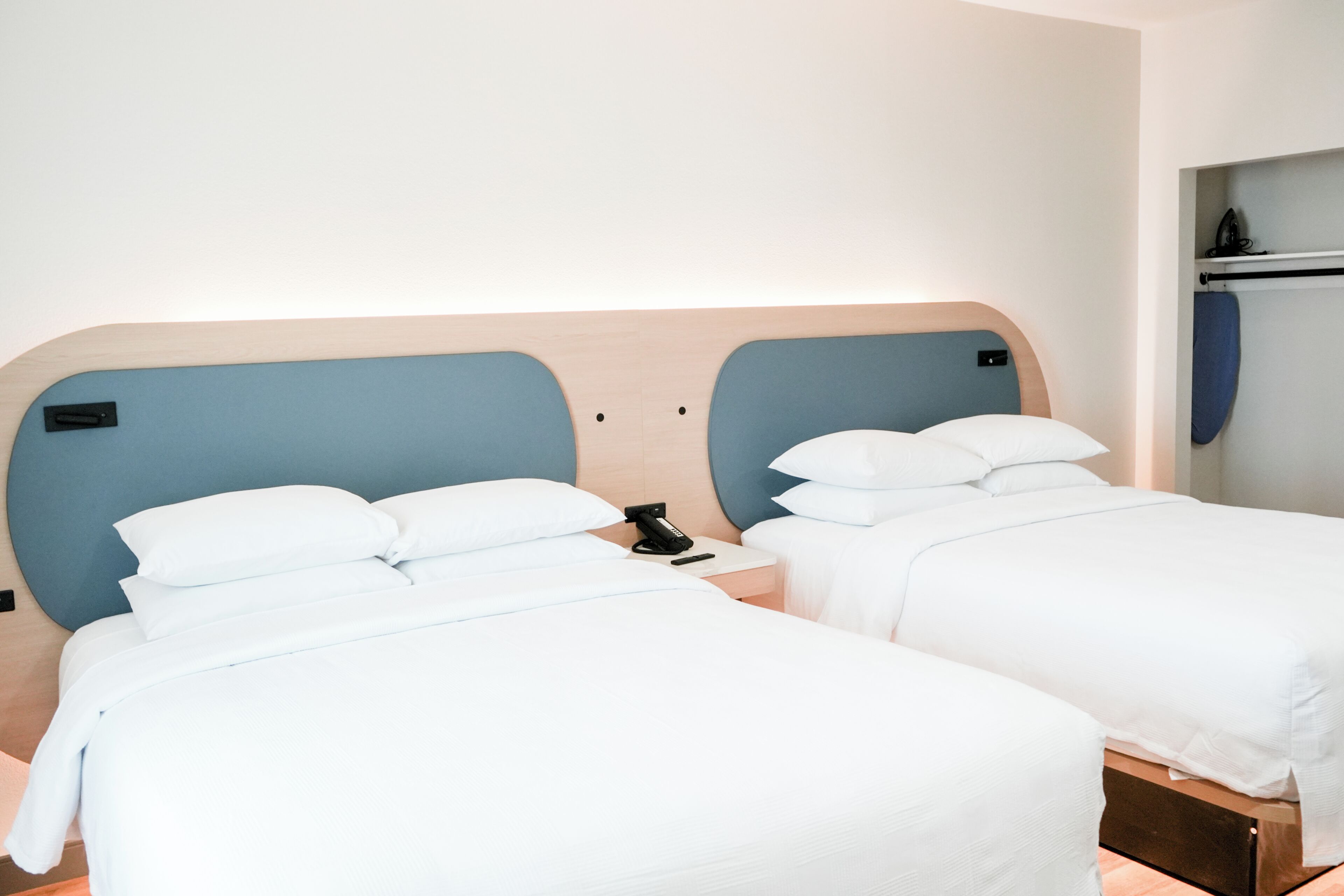 Escritorio, tabla de planchar con plancha, wifi gratis y ropa de cama 