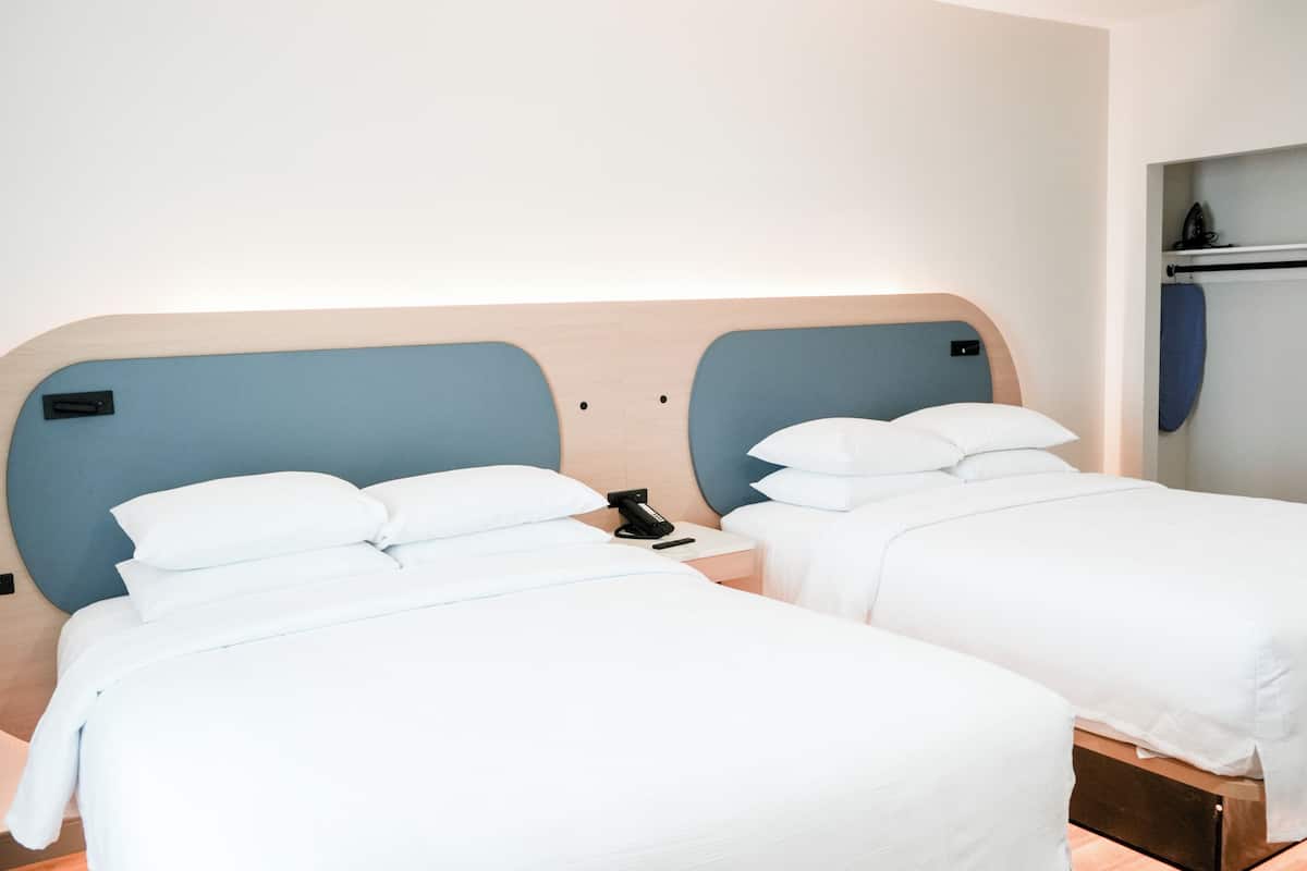 Escritorio, tabla de planchar con plancha, wifi gratis y ropa de cama