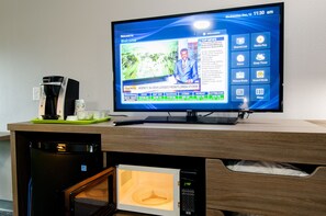 Chambre Double Deluxe, plusieurs lits, douche accessible en fauteuil roulant | Télévision