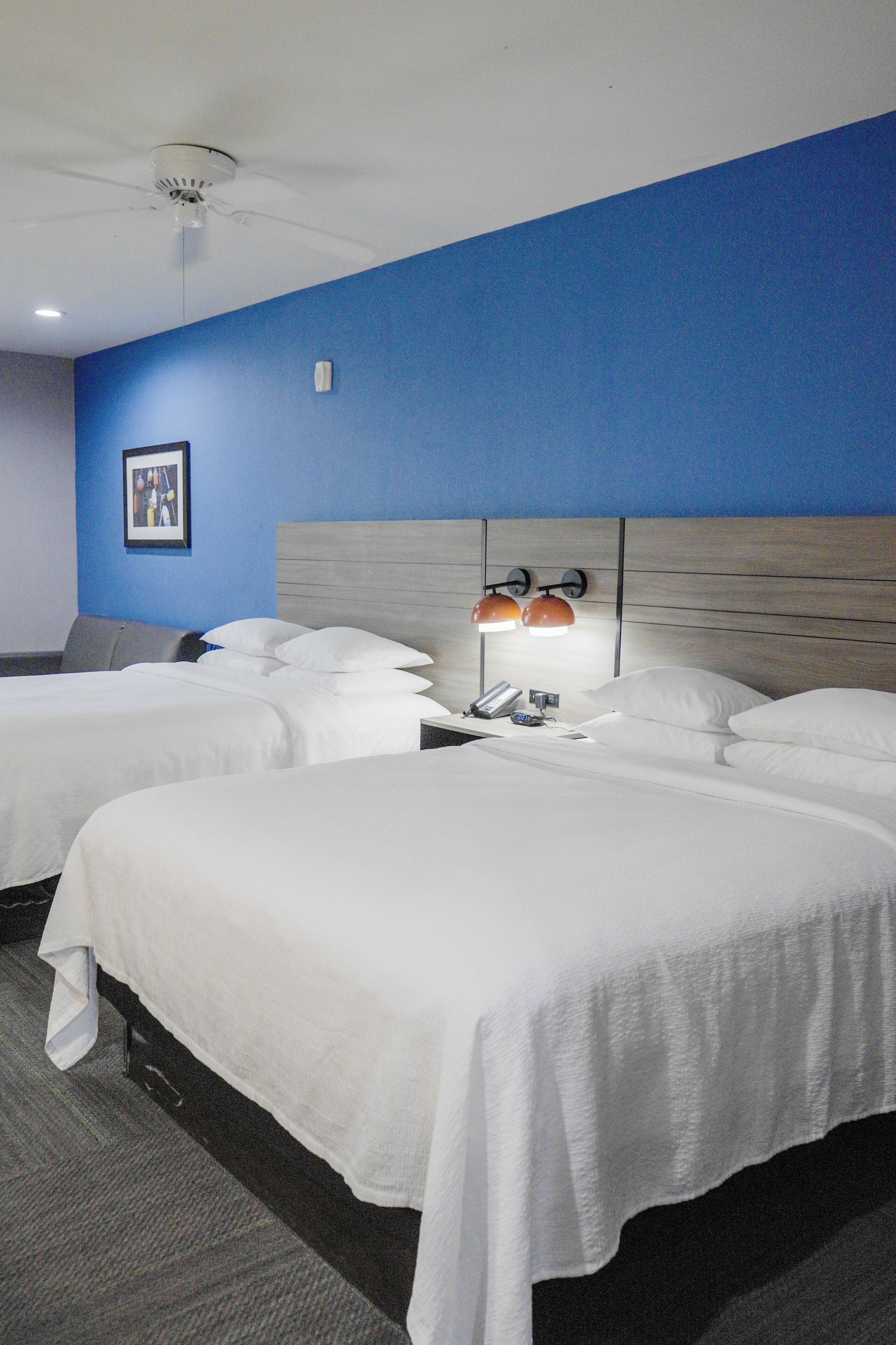 Chambre Deluxe, 2 grands lits (Wheelchair Accessible) | Bureau, fer et planche à repasser, accès au Wi-Fi (inclus)