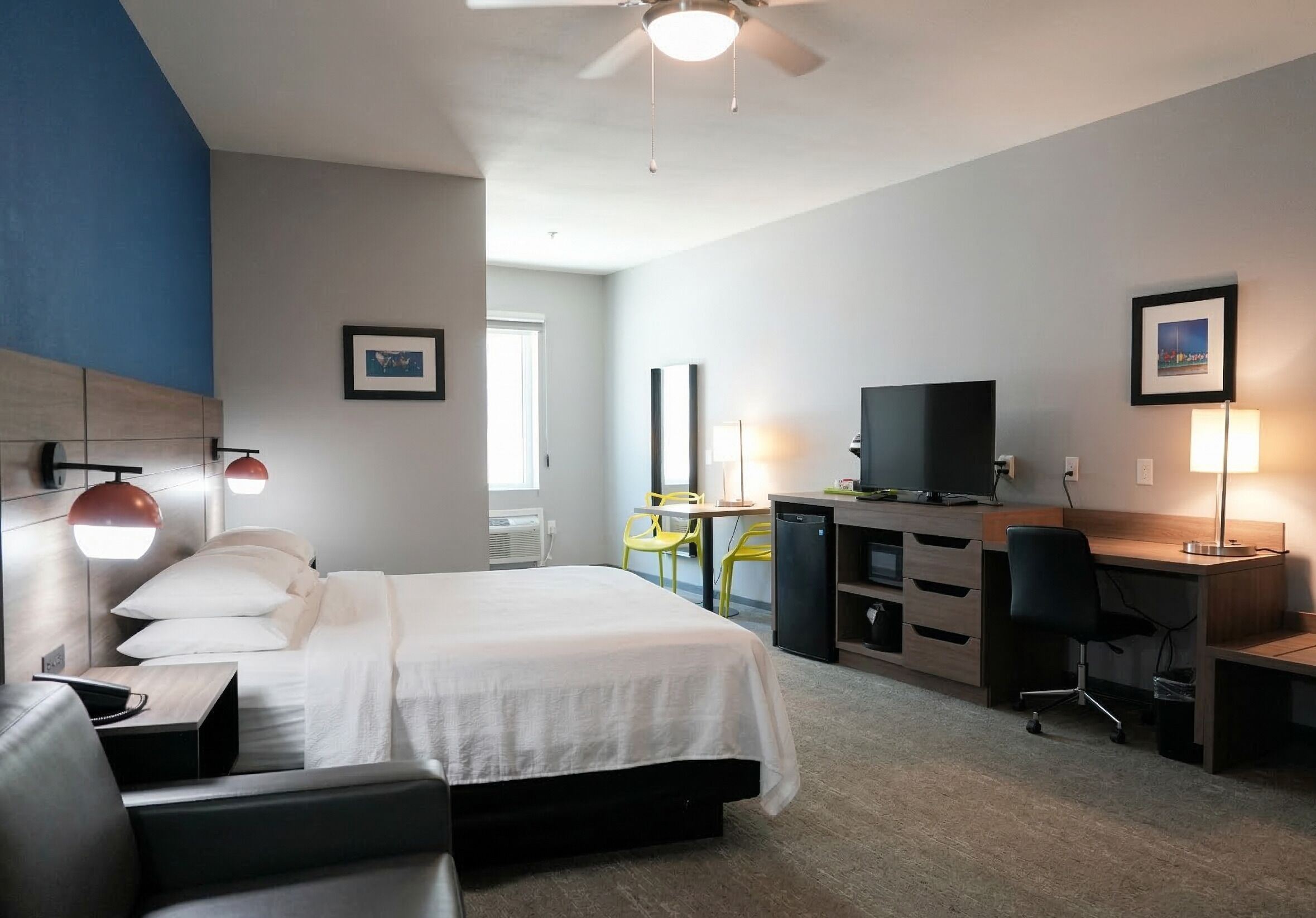 Escritorio, tabla de planchar con plancha, wifi gratis y ropa de cama 