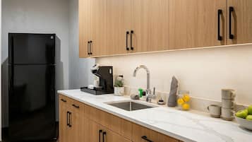 Premium Room, 2 Katil Ratu (Queen), Kitchenette (Wheelchair Accessible) | Balkoni