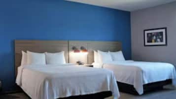 Escritorio, tabla de planchar con plancha, wifi gratis y ropa de cama