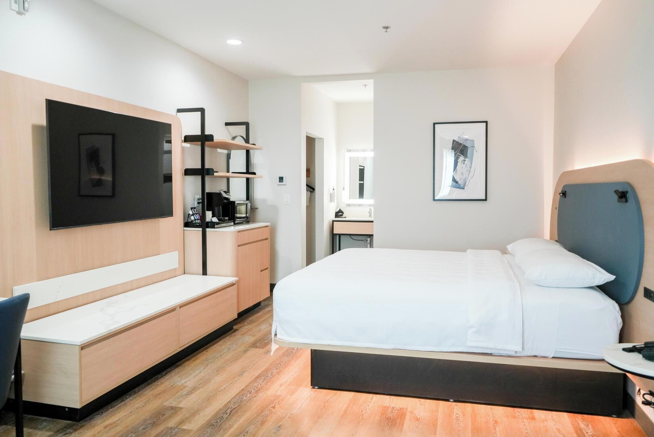 Chambre simple Prestige, 1 très grand lit (Wheelchair Accessible) | Bureau, fer et planche à repasser, accès au Wi-Fi (inclus)