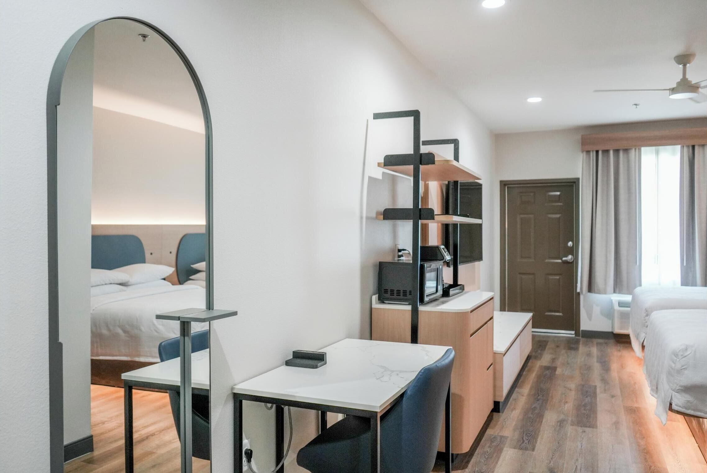 Bureau, fer et planche à repasser, accès au Wi-Fi (inclus)