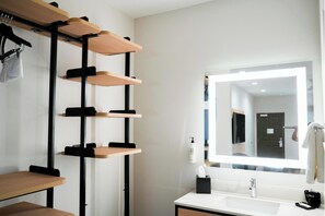 Chambre Deluxe, 2 grands lits (with Sofa) | Salle de bain | Articles de toilette (gratuits), séchoir à cheveux, serviettes fournies