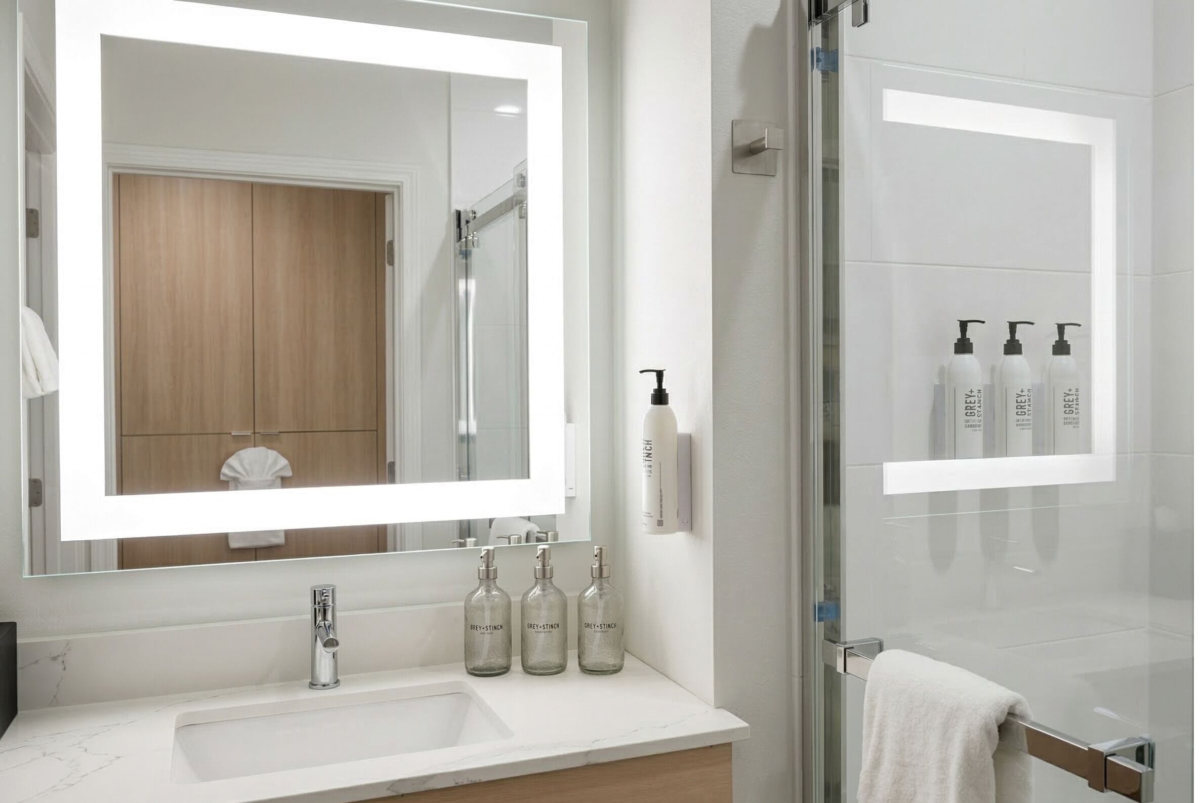 Articles de toilette gratuits, sèche-cheveux, serviettes fournies