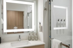 Amenidades de baño gratuitas, secadora de cabello, toallas
