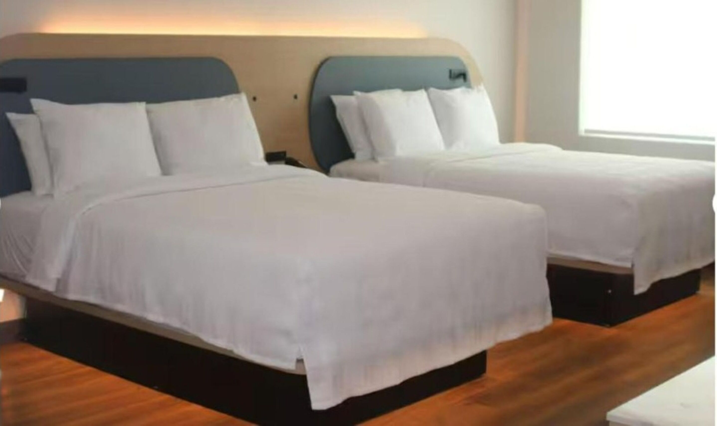 Bureau, fer et planche à repasser, accès au Wi-Fi (inclus)