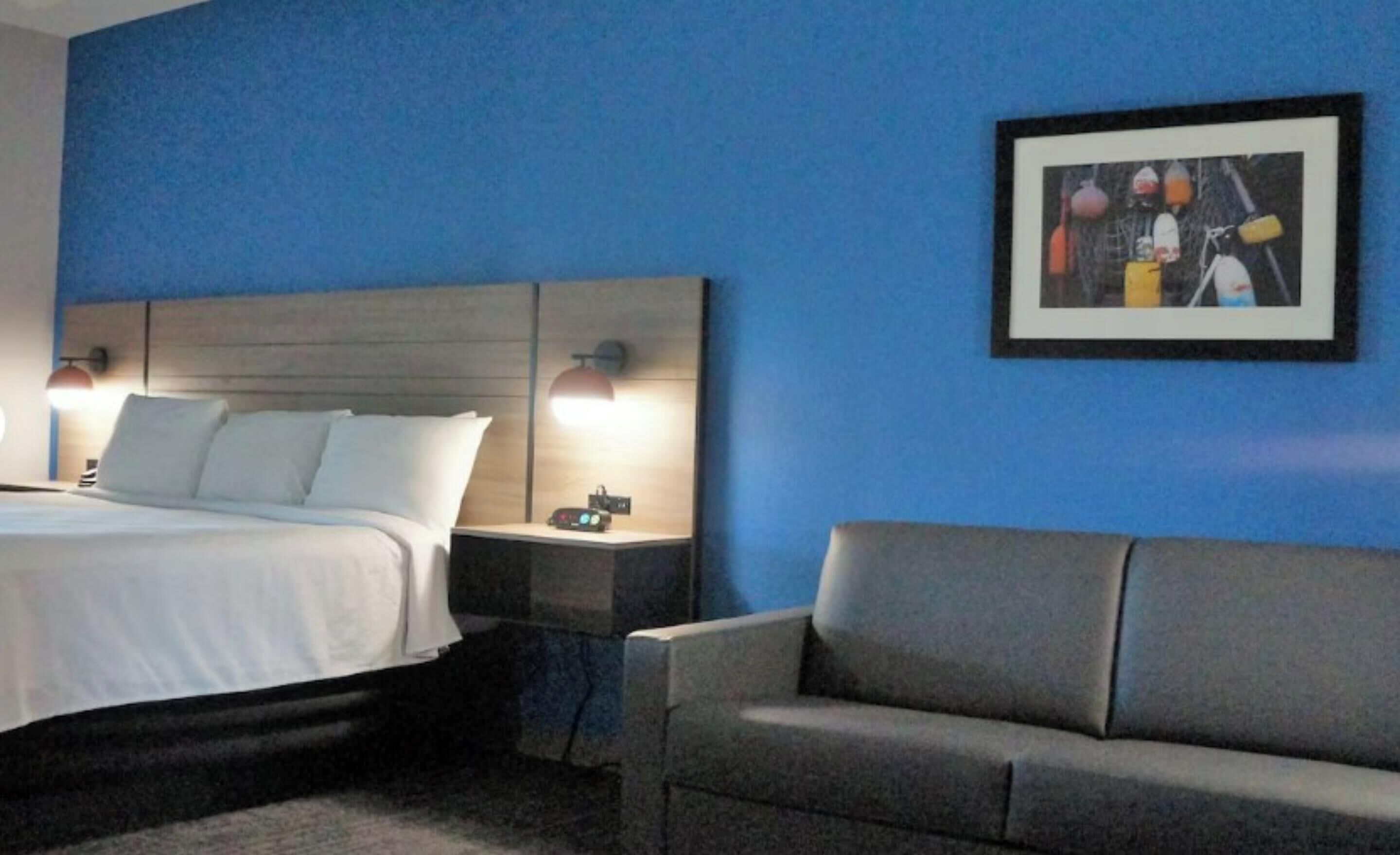 Skrivebord, strykejern/-brett, wi-fi (inkludert) og sengetøy