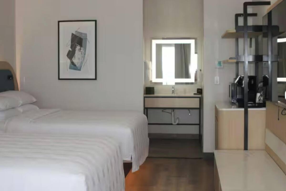 Rom – premium, 2 queensize-senger, tekjøkken (Wheelchair Accessible) | Skrivebord, strykejern/-brett, wi-fi (inkludert) og sengetøy