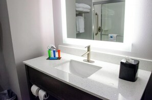 Toalettartikler (inkludert), hårføner og håndklær