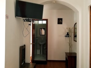 Single Room | 1 bedroom, desk, iron/ironing board, free WiFi - Heritage Inn (Quito)