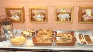 Daily continental breakfast (EUR 8 per person)