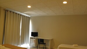 Minibar, desk, cribs (free), rollaway beds (surcharge) - Eduardo Hotel (Foz do Iguacu)