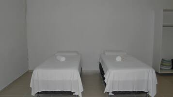 Single Room | Minibar, desk, free cribs/infant beds, rollaway beds