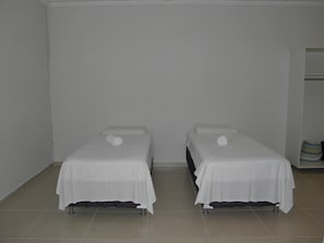Habitación individual | Minibar, escritorio, cunas gratuitas y camas supletorias