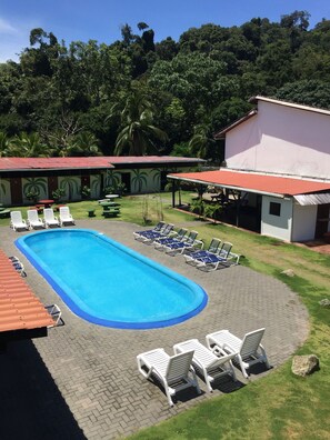 Outdoor pool - El Faro Beach Hostel (Quepos)